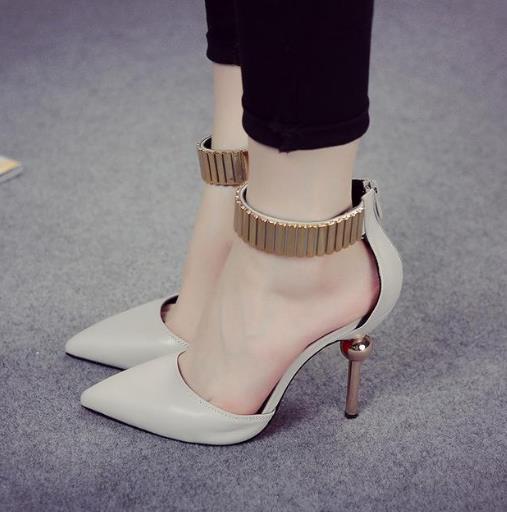 浅口细跟尖头单鞋搭配：展现女性的时尚大气（图）