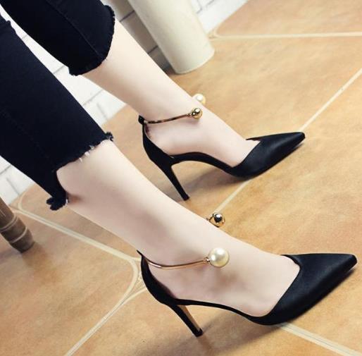 浅口细跟尖头单鞋搭配：展现女性的时尚大气（图）