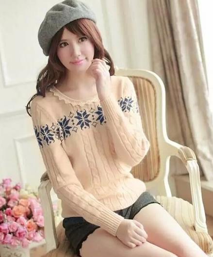 花边短裤搭配雪花印花针织毛衫：甜美公主范（图)