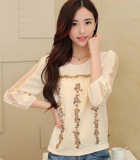 花边短裤搭配雪花印花针织毛衫：甜美公主范（图)