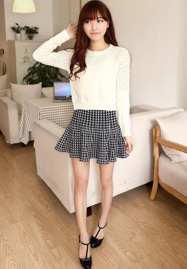 皮短裤搭配撞色加厚套头毛衣：让秋日酷劲十足