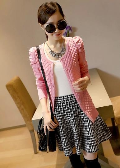 皮短裤搭配撞色加厚套头毛衣：让秋日酷劲十足