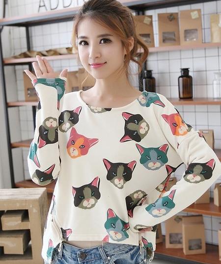 双肩包搭配潮流印花圆领长袖卫衣：彰显新潮和不羁