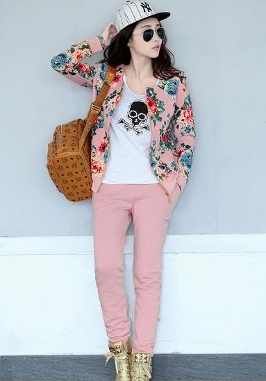 双肩包搭配潮流印花圆领长袖卫衣：彰显新潮和不羁