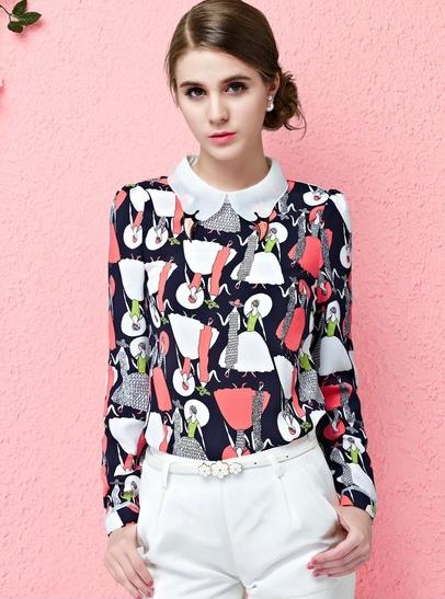 双肩包搭配潮流印花圆领长袖卫衣：彰显新潮和不羁