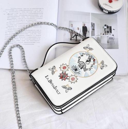 017新款真皮流苏单肩铆钉链条包:十足女人味 017新款真皮流苏单肩铆钉链条包:十足女人味