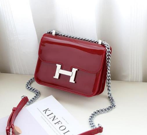 017新款真皮流苏单肩铆钉链条包:十足女人味 017新款真皮流苏单肩铆钉链条包:十足女人味