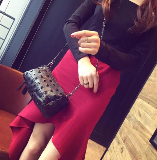 017新款真皮流苏单肩铆钉链条包:十足女人味 017新款真皮流苏单肩铆钉链条包:十足女人味