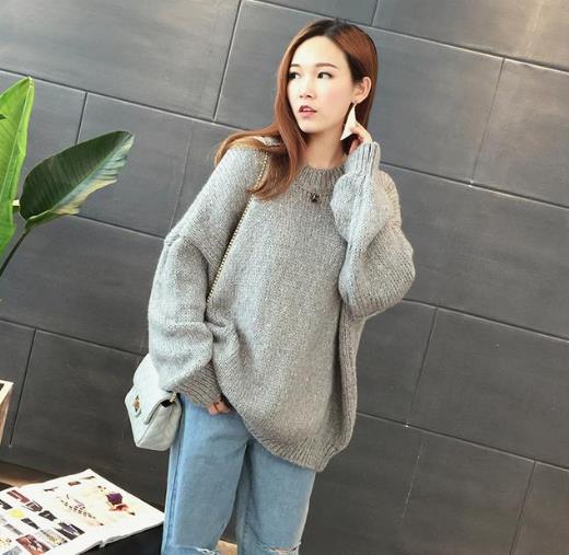 小脚裤搭配韩版宽松高领毛衣：打造温柔性感小女人