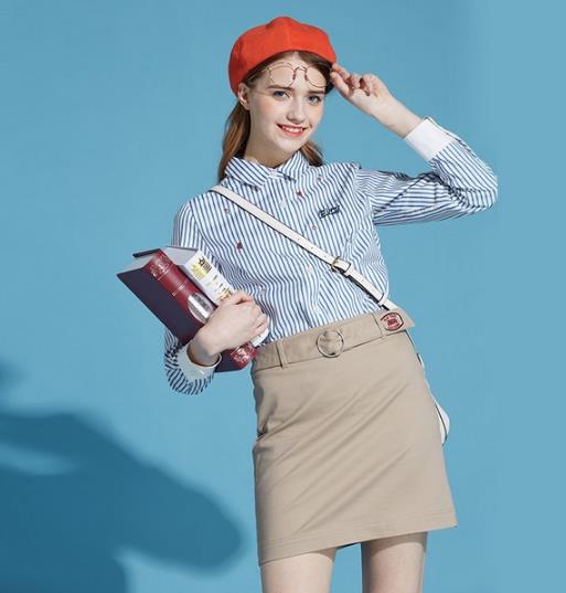 包臀裙搭配蝴蝶结长袖衬衫:打造秋日优雅时尚(图) 包臀裙搭配蝴蝶结长袖衬衫:打造秋日优雅时尚(图)