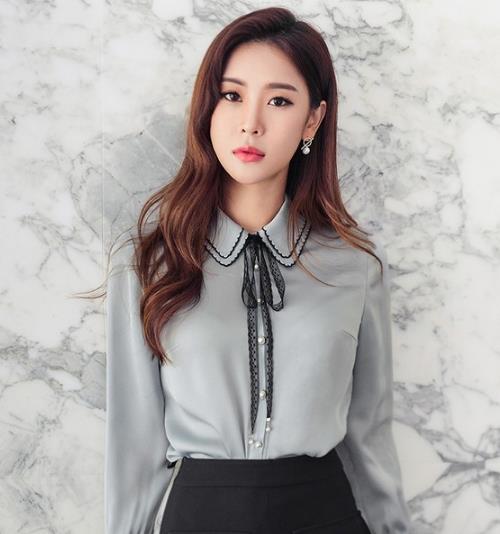 包臀裙搭配蝴蝶结长袖衬衫:打造秋日优雅时尚(图) 包臀裙搭配蝴蝶结长袖衬衫:打造秋日优雅时尚(图)