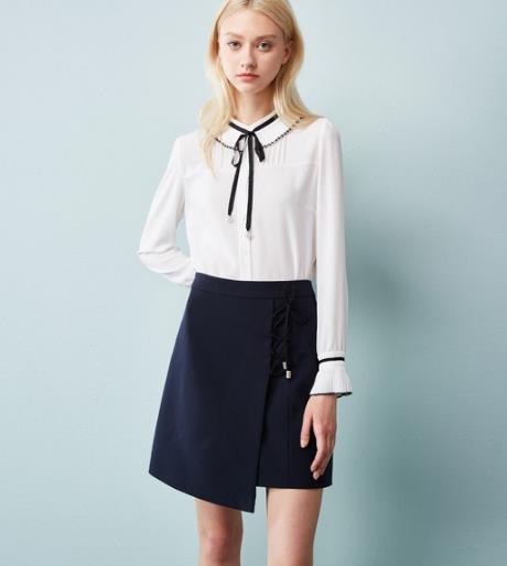 包臀裙搭配蝴蝶结长袖衬衫：打造秋日优雅时尚（图）