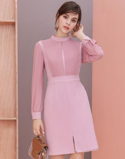 手拿包搭配木耳边包臀裙套装:开启时尚优雅姿态 手拿包搭配木耳边包臀裙套装:开启时尚优雅姿态