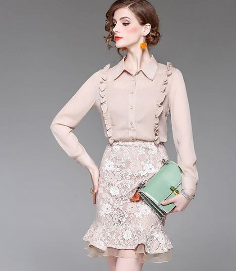 手拿包搭配木耳边包臀裙套装:开启时尚优雅姿态 手拿包搭配木耳边包臀裙套装:开启时尚优雅姿态