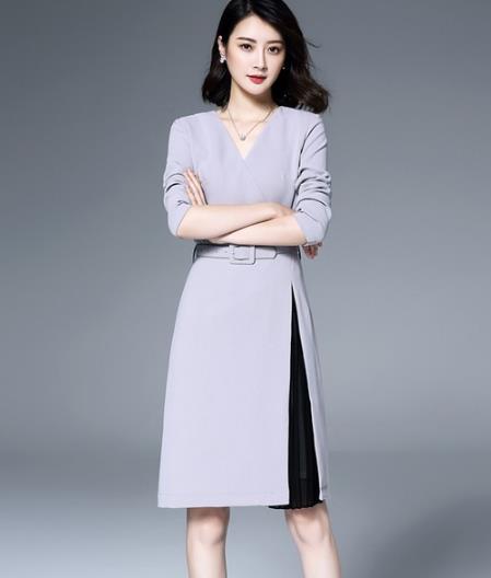 手拿包搭配木耳边包臀裙套装：开启时尚优雅姿态