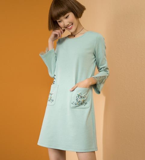 手拿包搭配木耳边包臀裙套装：开启时尚优雅姿态