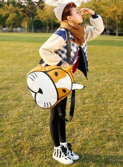 荔枝纹双肩背包的多种搭配：彰显时尚潮搭英伦风