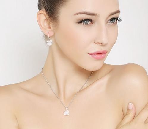 四叶草简约银饰项链搭配:百搭时尚银饰项链推荐 四叶草简约银饰项链搭配:百搭时尚银饰项链推荐