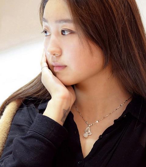 四叶草简约银饰项链搭配:百搭时尚银饰项链推荐 四叶草简约银饰项链搭配:百搭时尚银饰项链推荐