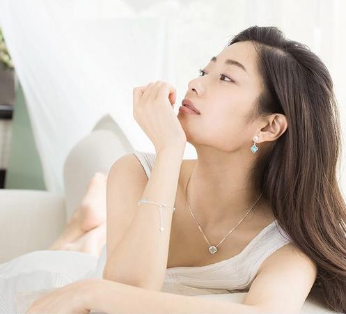 四叶草简约银饰项链搭配:百搭时尚银饰项链推荐 四叶草简约银饰项链搭配:百搭时尚银饰项链推荐