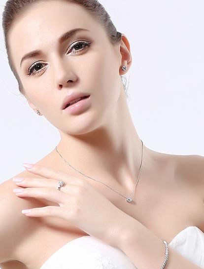 四叶草简约银饰项链搭配：百搭时尚银饰项链推荐