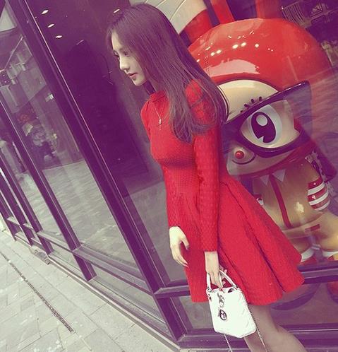 秋款条纹包臀鱼尾连衣裙搭配:彰显优雅魅力女人味 秋款条纹包臀鱼尾连衣裙搭配:彰显优雅魅力女人味