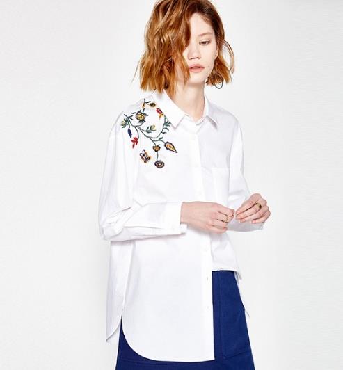 牛仔裤搭配中长款刺绣衬衫:演绎秋日时尚惬意(图) 牛仔裤搭配中长款刺绣衬衫:演绎秋日时尚惬意(图)