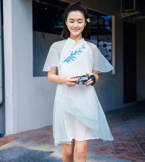 牛仔裤搭配中长款刺绣衬衫：演绎秋日时尚惬意（图)