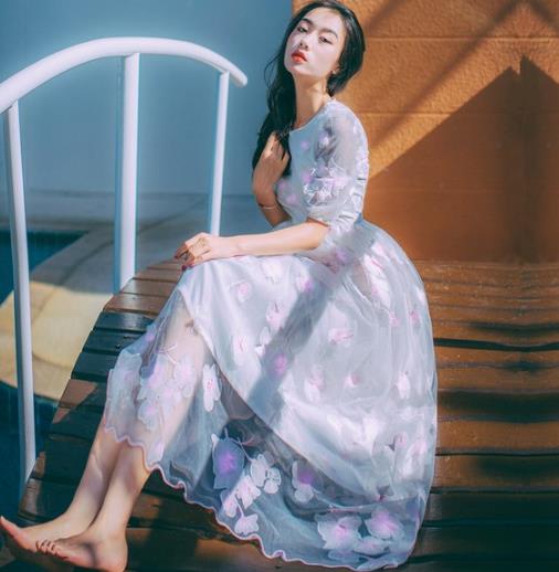 牛仔裤搭配中长款刺绣衬衫：演绎秋日时尚惬意（图)