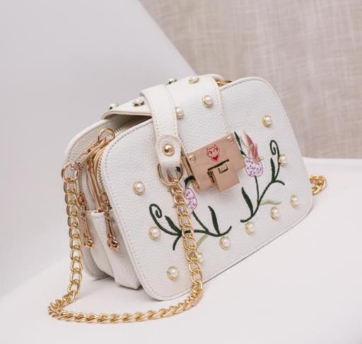 单肩斜挎软面小方包搭配:彰显名媛淑女贵族范儿 单肩斜挎软面小方包搭配:彰显名媛淑女贵族范儿