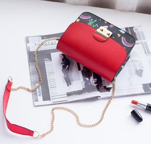 单肩斜挎软面小方包搭配：彰显名媛淑女贵族范儿