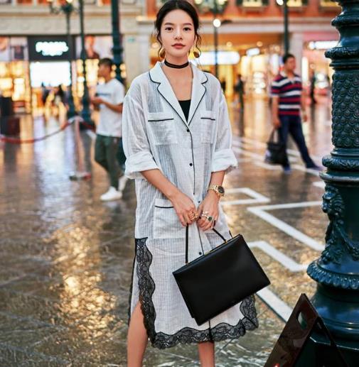 明星同款燕尾式牛仔拼接衬衫裙搭配：女神气质十足