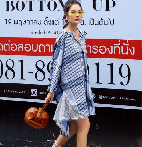 明星同款燕尾式牛仔拼接衬衫裙搭配：女神气质十足