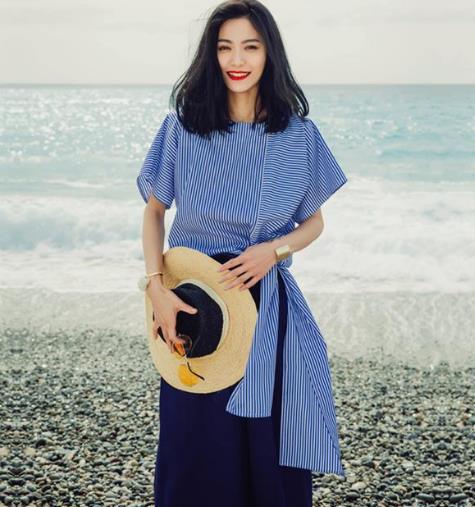 斜挎包搭配虎头刺绣系带领衬衫裙:个性时尚(图) 斜挎包搭配虎头刺绣系带领衬衫裙:个性时尚(图)