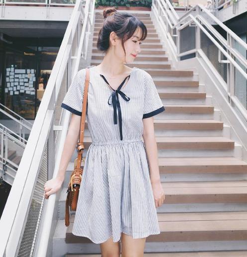 斜挎包搭配虎头刺绣系带领衬衫裙：个性时尚（图)