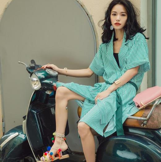 斜挎包搭配虎头刺绣系带领衬衫裙：个性时尚（图)