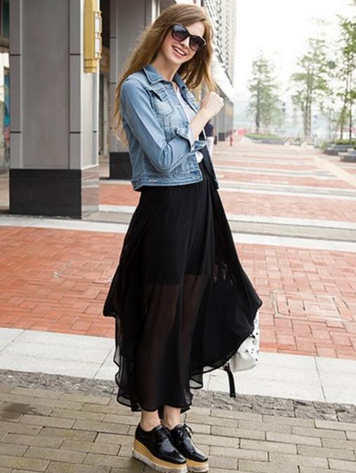 链条包搭配中长款条纹针织连衣裙：性感女人味（图）