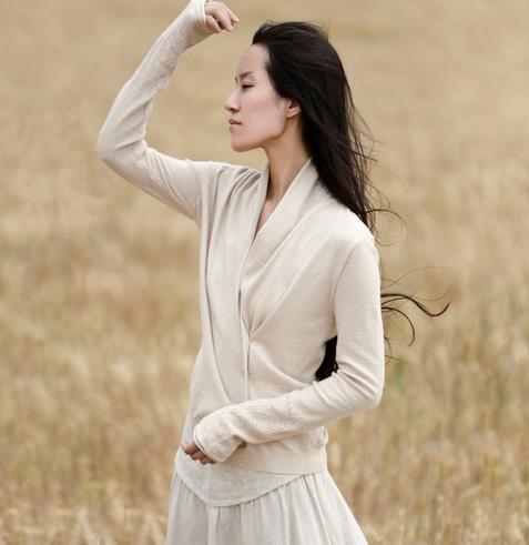 牛仔裤搭配竖条纹宽松立领衬衫:低调优雅文艺范 牛仔裤搭配竖条纹宽松立领衬衫:低调优雅文艺范