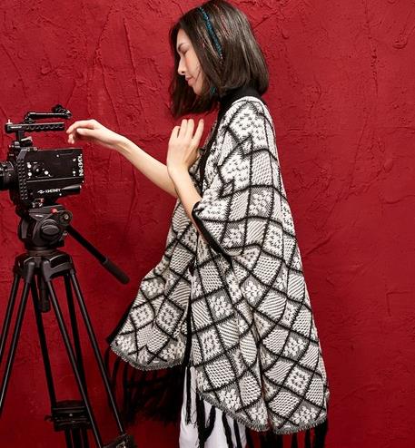 牛仔裤搭配竖条纹宽松立领衬衫:低调优雅文艺范 牛仔裤搭配竖条纹宽松立领衬衫:低调优雅文艺范