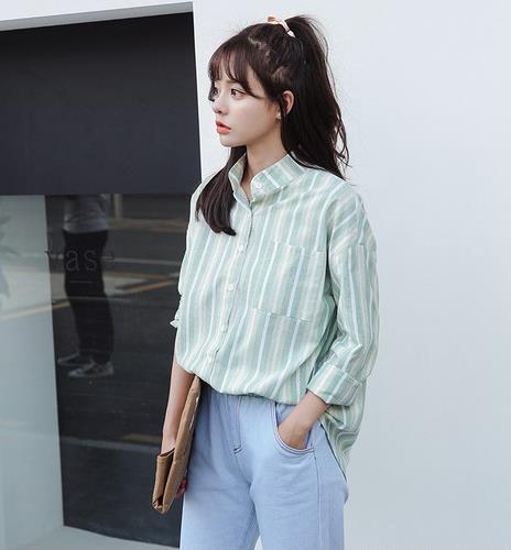 牛仔裤搭配竖条纹宽松立领衬衫：低调优雅文艺范