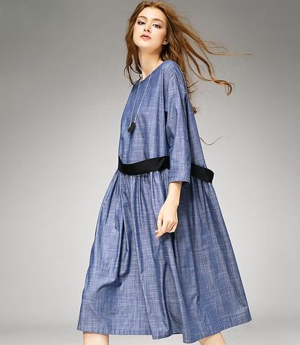 牛仔裤搭配竖条纹宽松立领衬衫：低调优雅文艺范