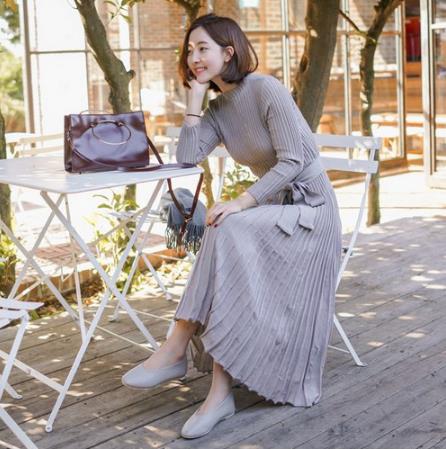 新款高领套头宽松毛衣裙搭配:彰显秋日优雅名媛风 新款高领套头宽松毛衣裙搭配:彰显秋日优雅名媛风