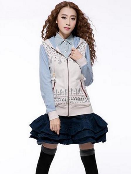 秋款印花连帽拼接卫衣搭配：演绎秋日俏皮学院风