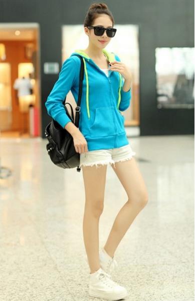 秋款印花连帽拼接卫衣搭配：演绎秋日俏皮学院风