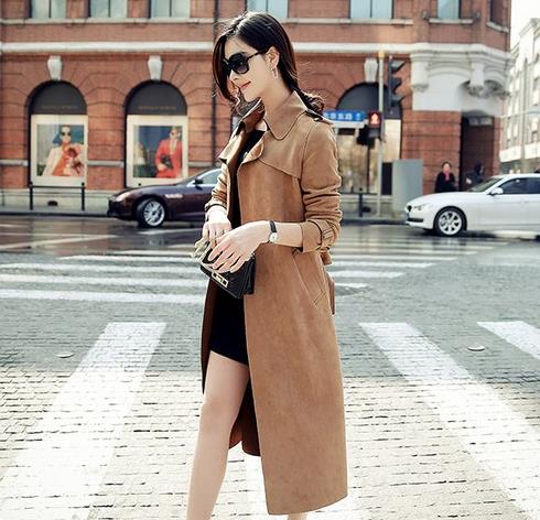 牛仔裤搭配拼接系带简约风衣：百搭时尚甜美风（图）