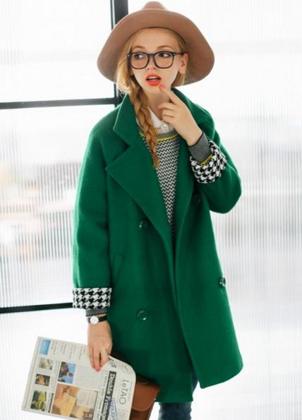 百褶短裙搭配双排扣呢子外套:简约不简单(图) 百褶短裙搭配双排扣呢子外套:简约不简单(图)