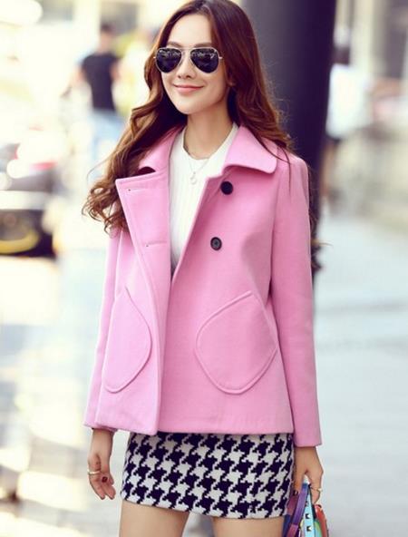 百褶短裙搭配双排扣呢子外套:简约不简单(图) 百褶短裙搭配双排扣呢子外套:简约不简单(图)