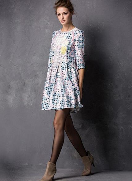 圆领七分袖中长裙怎么搭配:彰显优雅妩媚女人味 圆领七分袖中长裙怎么搭配:彰显优雅妩媚女人味