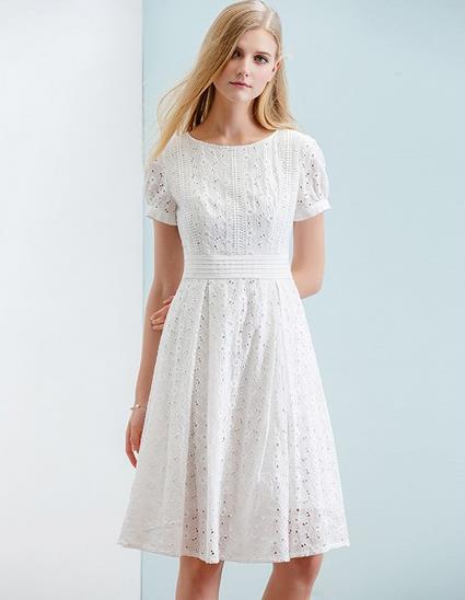 镂空连衣裙就是打破单调的调和剂（图）