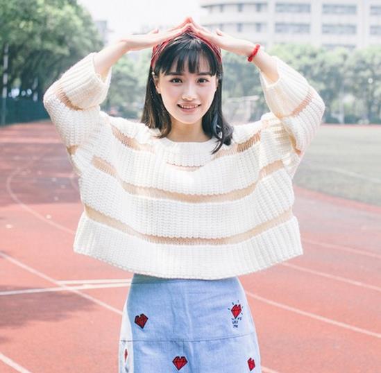 格子半身裙搭配宽松针织外套：彰显优雅轻熟小女人